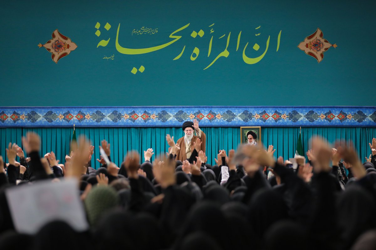 fr_Khamenei's tweet photo. Un certain nombre de mères et de femmes iraniennes ont rencontré le Guide suprême de la Révolution islamique, dans la matinée du mercredi 27 décembre 2023. https://t.co/7IR80xdMjq
