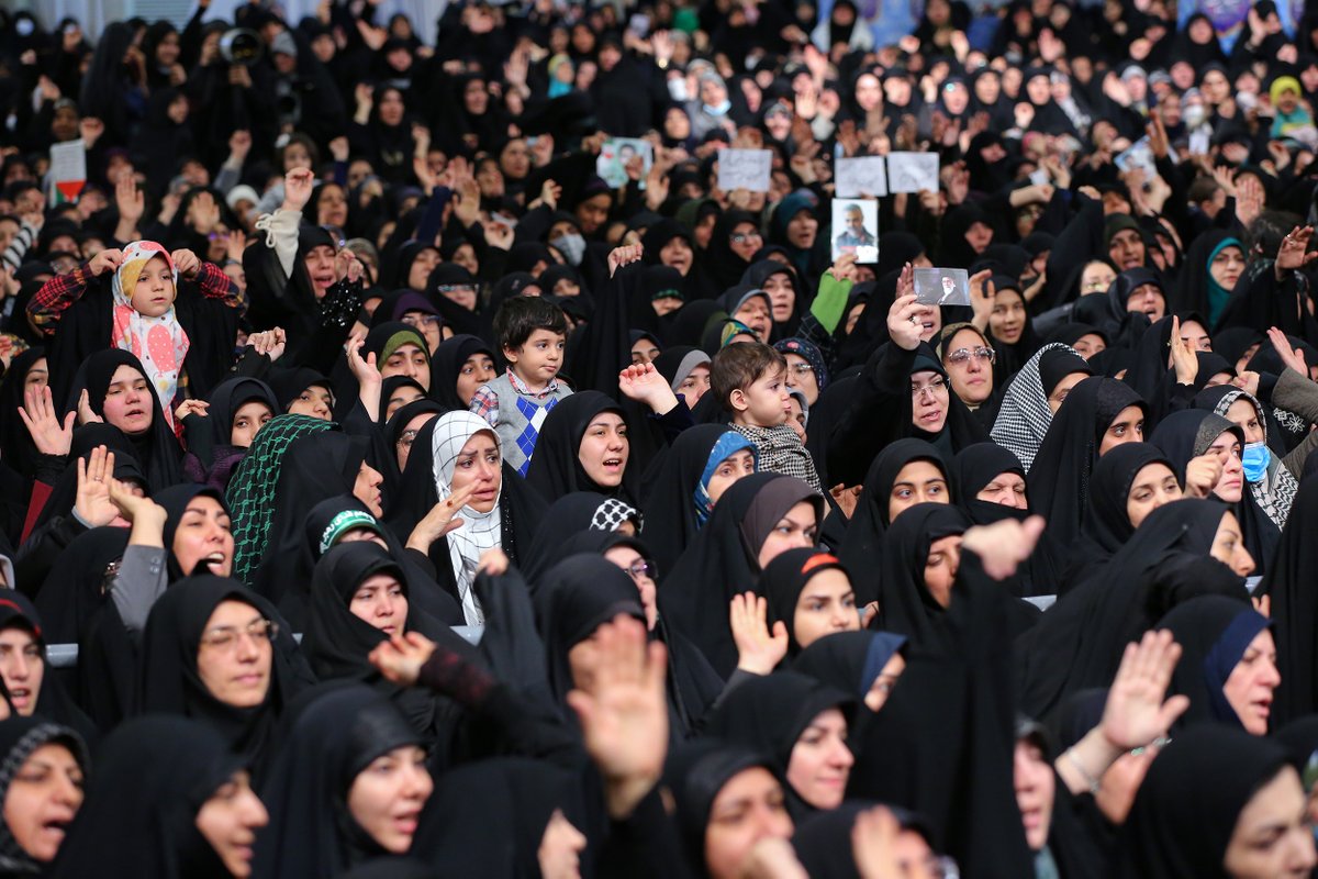 fr_Khamenei's tweet photo. Un certain nombre de mères et de femmes iraniennes ont rencontré le Guide suprême de la Révolution islamique, dans la matinée du mercredi 27 décembre 2023. https://t.co/7IR80xdMjq