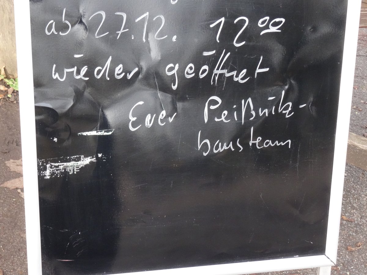 Langsam öffnen wir heute wieder. 12 Uhr wird es wohl nicht, eher ab 12  Uhr, denn heute muß wieder alles wieder anlaufen z.B. hat jemand die  Bratwürste versteckt. Wo waren die nur ? Wir werden die schon  wiederfinden zum Glühwein und Feuerchen auf der Peißnitz 🔥🍵🫖