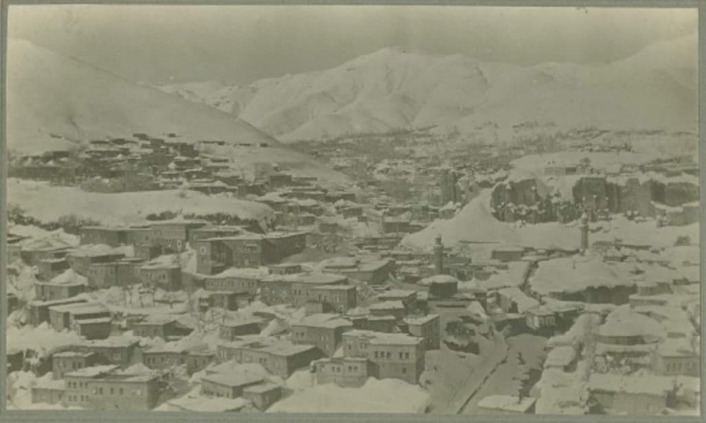 Seneler önce paylaştığım Bitlis'in 1911 kışına ait olan bu görselin, sosyal medyada yanlış içerik ile paylaşıldığı önüme düştü.

O yüzden, hem bu fotoğrafın kaynağı ve detaylarına dair, hem de o dönemin Bitlis'ine dair, kısa bir bilgilendirme yapayım diye düşündüm.

Öncelikle