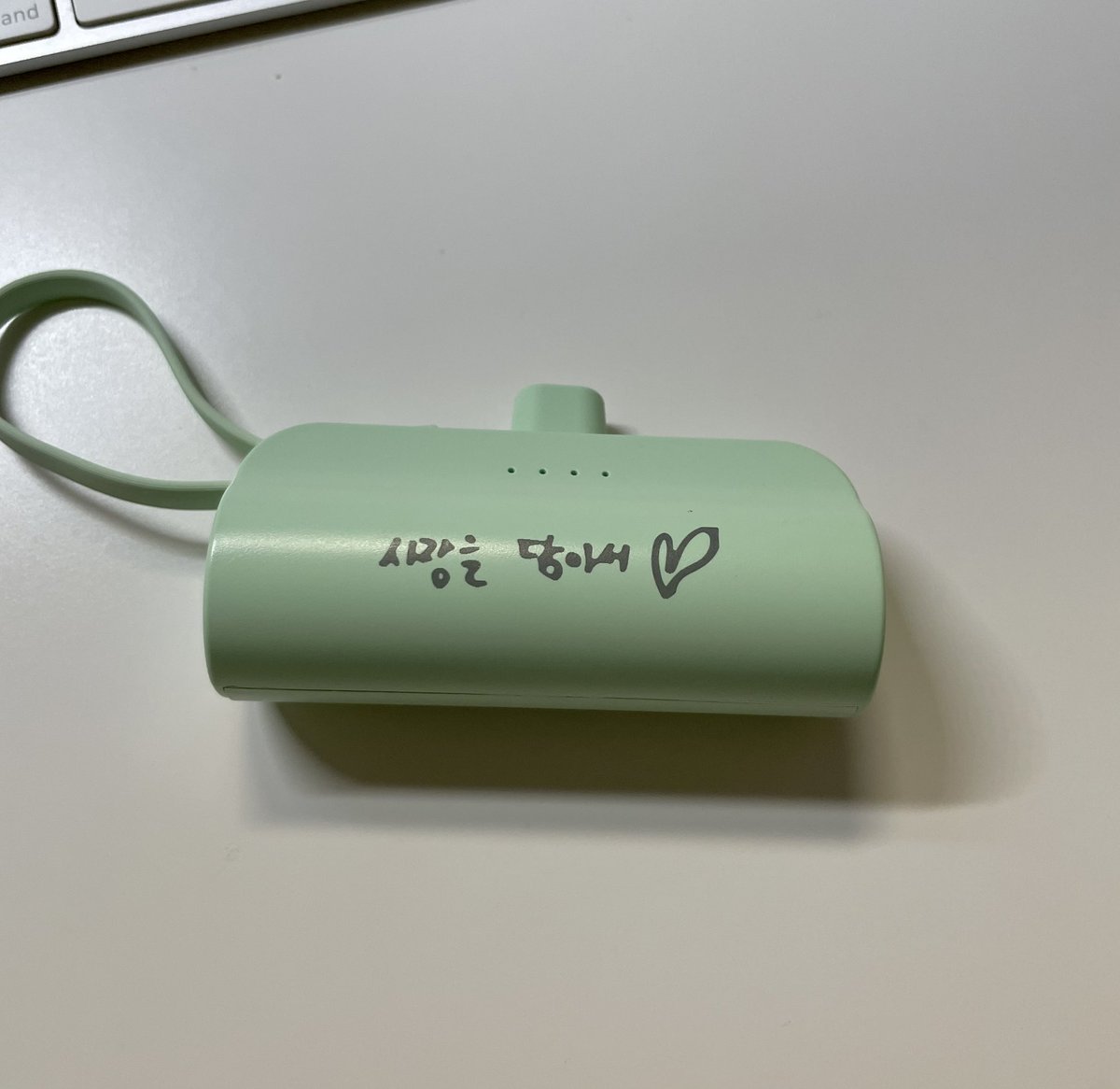 혹시 이거 주문하신 분들! 
잘 사용하고 계신가요?
저도 그렇고 제 주변 샤월들도 거의 다 고장나서 사용을 못하고 있는데.. 어디다가 A/S 연락해야 하는지도 모르겠고... 
한두명이 아니라서 불량인거 같은데..
다들 괜찮으신가 싶어서요!🥲