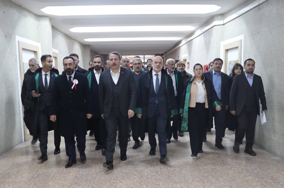 _aliyalcin_'s tweet photo. ŞEHİT BABASINA KİN KUSAN GAZETECİ MÜSVEDDESİ HAKKINDA SUÇ DUYURUSUNDA BULUNDUK

Şehidimiz Piyade Sözleşmeli Er Kemal Aslan'ın babası Mehmet Aslan'ın “Kavala'ya ve Öcalan'a özgürlük isteyenlere hakkımızı helal etmiyoruz' açıklamasına karşılık, “Kimsin lan kimsin? Şehit babası olunca canının istediğini söylemeye hakkın mı var?" şeklinde nefret ve kin söylemlerinde bulunan, baş tacımız şehit babasını alenen aşağılayan, halkı kin ve düşmanlığa tahrik eden gazeteci müsveddesi Can Ataklı hakkında suç duyurusunda bulunduk.

Ülkemizin birlik ve beraberliğini, bağımsızlığını tehdit eden, güvenliğine kasteden teröristlerin sevicisi gazeteci müsveddesinin şehit ailelerini adeta azarlarcasına alçaltan kin dolu söylemlerine duyarsız kalınmaz, kalınamaz!

İnanıyoruz ki; Gazetecilik adı altında hainlik yapanların cezasını yargı organlarımız verecektir.