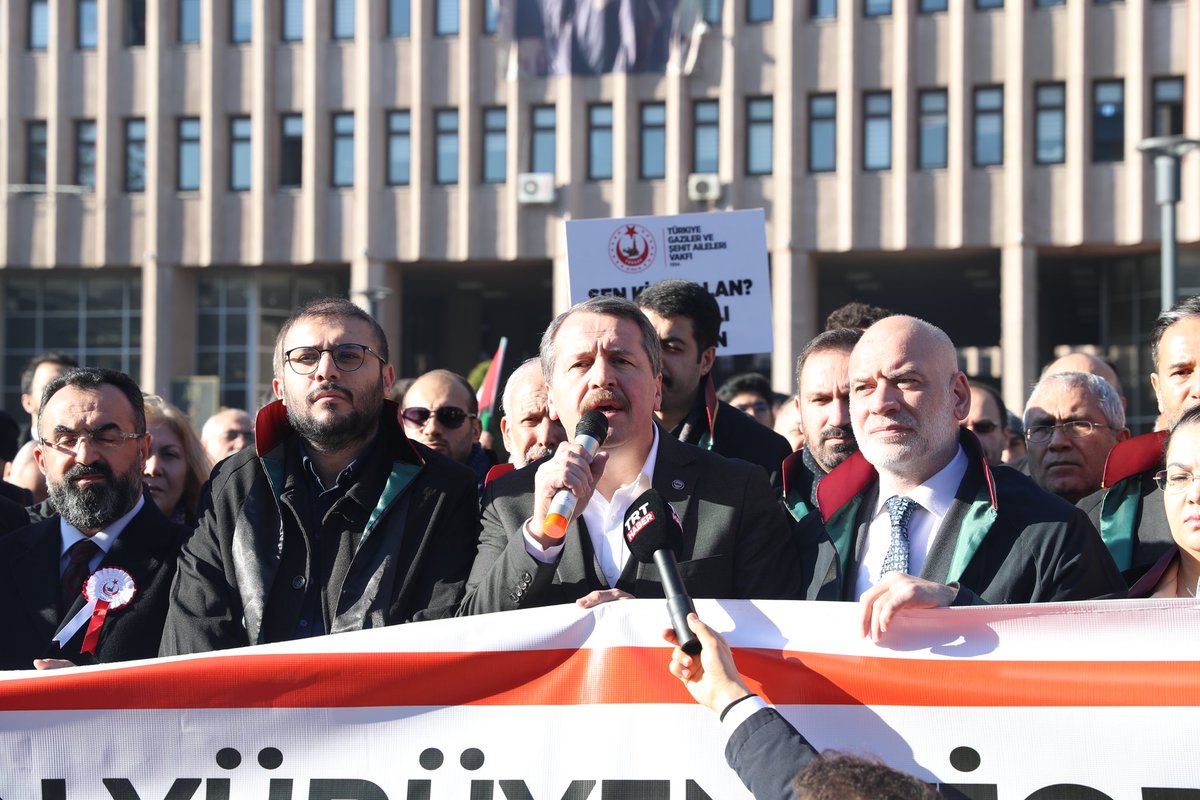 _aliyalcin_'s tweet photo. ‘Alçak’ , ‘Aşağılık’ ve ‘Şerefsiz’e Suç Duyurusunda Bulunduk!

Memur-Sen’in de dâhil olduğu Sivil Toplum Kuruluşları tarafından geçtiğimiz Pazar günü Ankara'da düzenlenen Büyük Gazze Yürüyüşü'ne katılan on binlerce insanımıza "ULAN ALÇAKLAR, ULAN ŞEREFSİZLER, ULAN AŞAĞILIK HERİFLER" diyerek onurlu Türk Milletini ve onun inanç değerlerini alenen aşağılayan, halkı kin ve düşmanlığa alenen tahrik eden sözde gazeteci Fatih Altaylı hakkında suç duyurusunda bulunduk. 

Ay Yıldızlı bayraklarıyla Anadolu meydanına akın eden vatandaşlarımızın "Şehitler ölmez vatan bölünmez!", "Kahrolsun İsrail, kahrolsun PKK!", Türkiye'de Gazze'de teröriste geçit yok!" sloganlarına kulaklarını tıkayan, eylemin amacını bile anlayamayan, Gazetecilik Mesleki İlkelerinden bi haber olan bu şahıs büyük bir gaflet içindedir.

Miting sonunda yapılan basın açıklamasında yer alan; “Kuzey ırak ve Pençe Kilit Harekât bölgesinde hayatını kaybeden şühedamız için, yarım asırdır topraklarını savunan Filistin’li şehitler için yürüdük, bu meydanda toplandık, çünkü işgalci İsrail'i eğiten ve donatan ABD aynı zamanda bu melun örgüt olan PKK'yı da eğitiyor, donatıyor ve cesaretlendiriyor. Ama biz asla ve asla topraklarımızı yalnız bırakmayacağız." ifadeleri bu şahıs ve eşrafı için en büyük cevaptır.

Ankara Adliyesi önünde bir araya gelip STK’lar olarak basın açıklaması yapıp, Fatih Altaylı hakkında savcılığa yüzlerce suç duyurusunda bulunduk.
