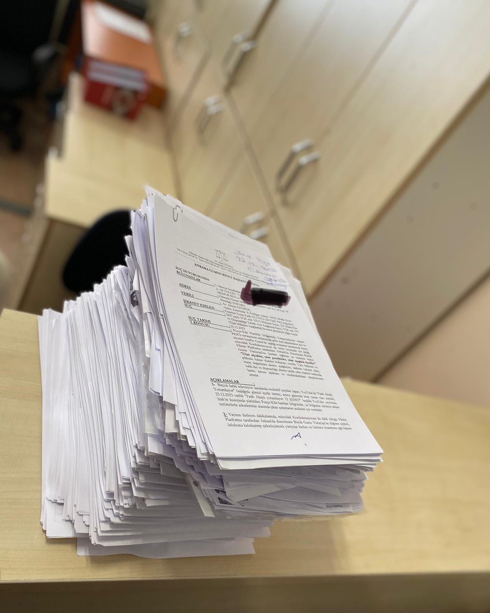 _aliyalcin_'s tweet photo. ‘Alçak’ , ‘Aşağılık’ ve ‘Şerefsiz’e Suç Duyurusunda Bulunduk!

Memur-Sen’in de dâhil olduğu Sivil Toplum Kuruluşları tarafından geçtiğimiz Pazar günü Ankara'da düzenlenen Büyük Gazze Yürüyüşü'ne katılan on binlerce insanımıza "ULAN ALÇAKLAR, ULAN ŞEREFSİZLER, ULAN AŞAĞILIK HERİFLER" diyerek onurlu Türk Milletini ve onun inanç değerlerini alenen aşağılayan, halkı kin ve düşmanlığa alenen tahrik eden sözde gazeteci Fatih Altaylı hakkında suç duyurusunda bulunduk. 

Ay Yıldızlı bayraklarıyla Anadolu meydanına akın eden vatandaşlarımızın "Şehitler ölmez vatan bölünmez!", "Kahrolsun İsrail, kahrolsun PKK!", Türkiye'de Gazze'de teröriste geçit yok!" sloganlarına kulaklarını tıkayan, eylemin amacını bile anlayamayan, Gazetecilik Mesleki İlkelerinden bi haber olan bu şahıs büyük bir gaflet içindedir.

Miting sonunda yapılan basın açıklamasında yer alan; “Kuzey ırak ve Pençe Kilit Harekât bölgesinde hayatını kaybeden şühedamız için, yarım asırdır topraklarını savunan Filistin’li şehitler için yürüdük, bu meydanda toplandık, çünkü işgalci İsrail'i eğiten ve donatan ABD aynı zamanda bu melun örgüt olan PKK'yı da eğitiyor, donatıyor ve cesaretlendiriyor. Ama biz asla ve asla topraklarımızı yalnız bırakmayacağız." ifadeleri bu şahıs ve eşrafı için en büyük cevaptır.

Ankara Adliyesi önünde bir araya gelip STK’lar olarak basın açıklaması yapıp, Fatih Altaylı hakkında savcılığa yüzlerce suç duyurusunda bulunduk.