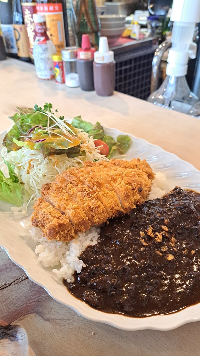 sngwrefresh's tweet photo. 【編集部の裏話③】
北品川の #kitchenBee さんに個人的にランチで訪れたときの写真。

夏にお邪魔したので、「品川神社の例大祭盛り上がりましたね～」というお話を楽しんだのが思い出に残っています😊

記事もぜひご覧ください↓
https://t.co/WSqwDqPWb0 https://t.co/s0sWzL8fbW