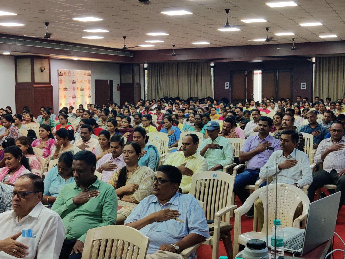Divyajfound's tweet photo. Project Asmita... Joint initiative of Divyaj Foundation and Mumbai Police.
Day 1
@fadnavis_amruta @MumbaiPolice
.
.
.
#ProjectAsmita #DivyajFoundation #AmrutaFadnavis #MumbaiPolice #Initiative #WellnessWorkshop #NGOWellness #HealthForAll
1/2 https://t.co/brI8jvB5QP