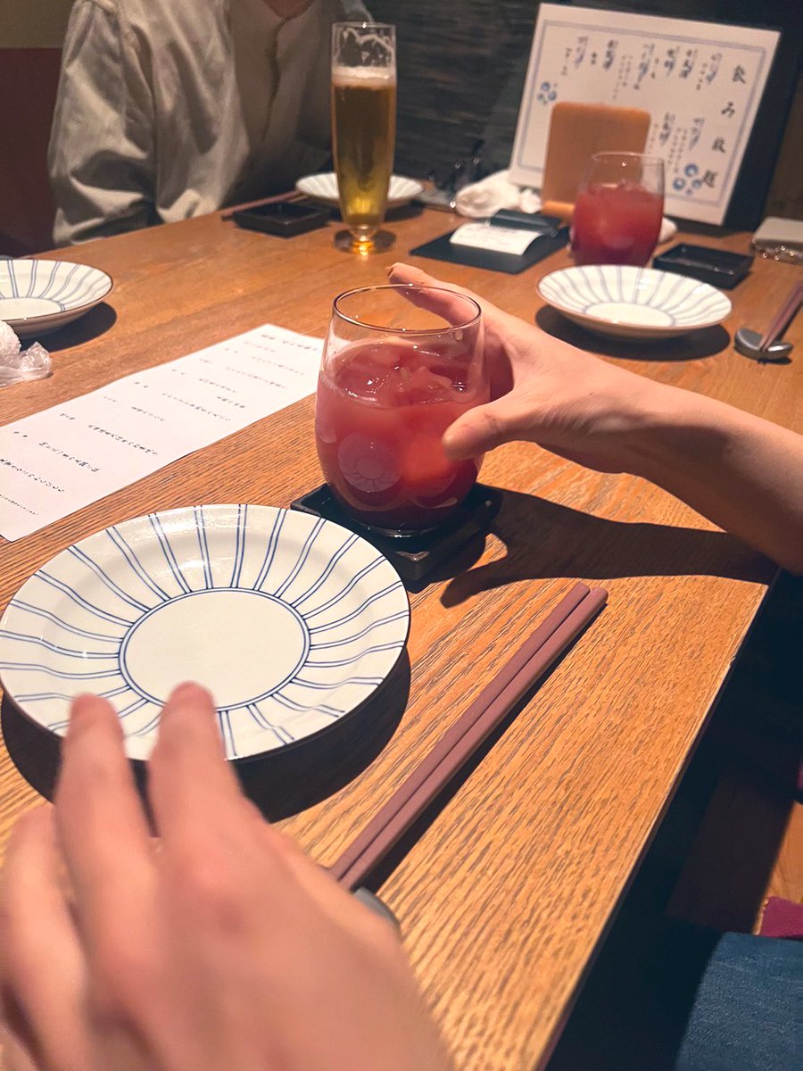 marble_livelife's tweet photo. うめてんてーが、、、

打ち上げ早々、
お刺身用の醤油皿を、
コースターと間違ったのは
内緒です。。。🤫 w w w

(醤油皿には、並々
醤油が入ってました。)

#7colorsworld #marble2023 https://t.co/jb9NTTmbS4