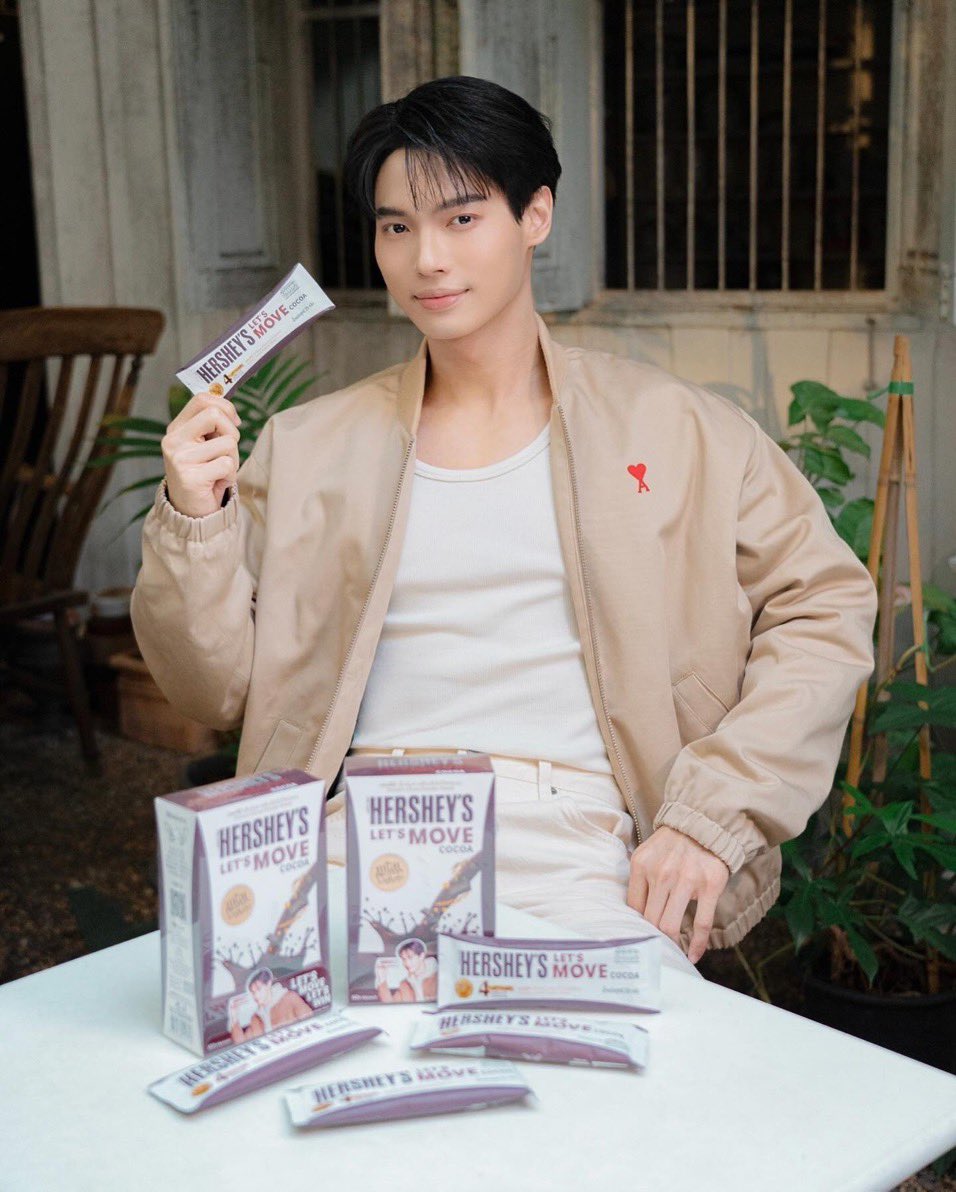 UyenMaeMetawin's tweet photo. Lately, Win likes to wear tank tops, right? Both bitter and sweet, seductive like HERSHEY'S 🤤

#HERSHEYSLetsMove
#HERSHEYSLetsMoveLetsWin
#โกโก้โปรตีนที่วินเลือก
#winmetawin https://t.co/Q2RCVl4LsP