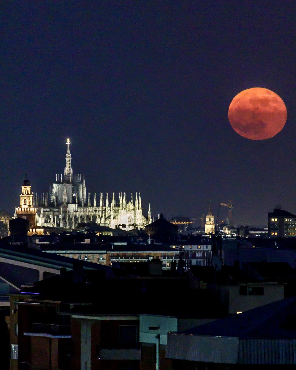 LucaBis1963's tweet photo. @M25016096 Giusto per contribuire nel mio piccolo, la luna è grande rispetto al resto in funzione di obiettivi, prospettive e orizzonte. https://t.co/13fa0vzBFd