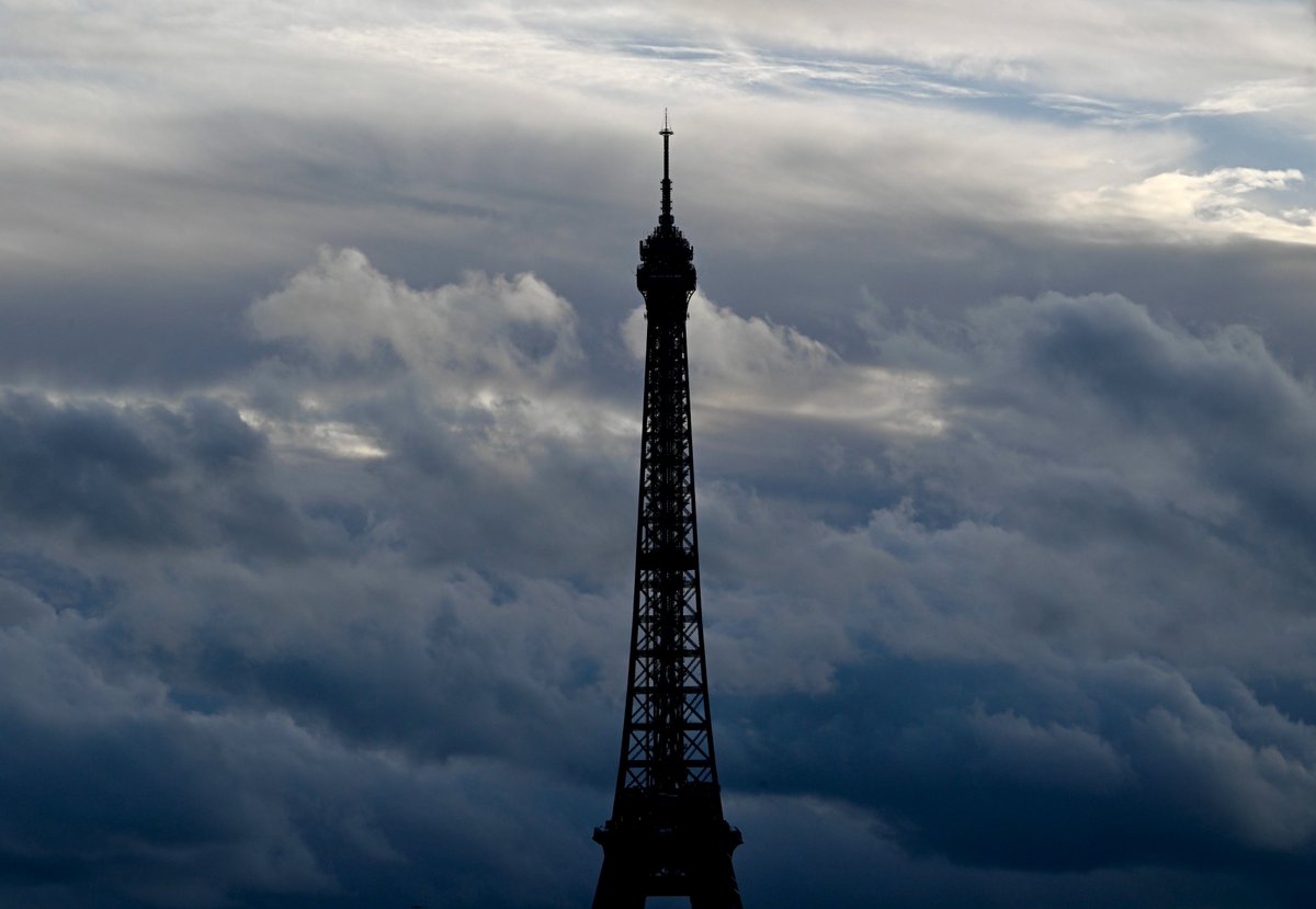 Une grève pour les 100 ans de la tour Eiffel : le monument est fermé au public ce mercredi france3-regions.francetvinfo.fr/paris-ile-de-f…