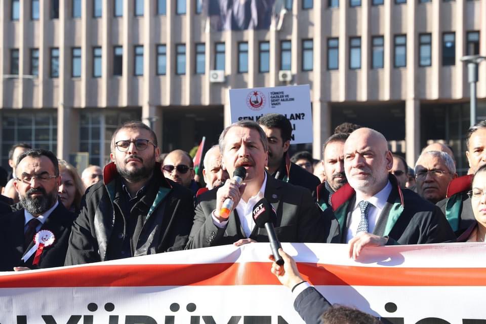 yildizali19's tweet photo. ‘Alçak’ , ‘Aşağılık’ ve ‘Şerefsiz’e Suç Duyurusunda Bulunduk!

Memur-Sen’in de dâhil olduğu Sivil Toplum Kuruluşları tarafından geçtiğimiz Pazar günü Ankara'da düzenlenen Büyük Gazze Yürüyüşü'ne katılan on binlerce insanımıza "ULAN ALÇAKLAR, ULAN ŞEREFSİZLER, ULAN AŞAĞILIK HERİFLER" diyerek onurlu Türk Milletini ve onun inanç değerlerini alenen aşağılayan, halkı kin ve düşmanlığa alenen tahrik eden sözde gazeteci Fatih Altaylı hakkında suç duyurusunda bulunduk. 

Ay Yıldızlı bayraklarıyla Anadolu meydanına akın eden vatandaşlarımızın "Şehitler ölmez vatan bölünmez!", "Kahrolsun İsrail, kahrolsun PKK!", Türkiye'de Gazze'de teröriste geçit yok!" sloganlarına kulaklarını tıkayan, eylemin amacını bile anlayamayan, Gazetecilik Mesleki İlkelerinden bi haber olan bu şahıs büyük bir gaflet içindedir.

Miting sonunda yapılan basın açıklamasında yer alan; “Kuzey ırak ve Pençe Kilit Harekât bölgesinde hayatını kaybeden şühedamız için, yarım asırdır topraklarını savunan Filistin’li şehitler için yürüdük, bu meydanda toplandık, çünkü işgalci İsrail'i eğiten ve donatan ABD aynı zamanda bu melun örgüt olan PKK'yı da eğitiyor, donatıyor ve cesaretlendiriyor. Ama biz asla ve asla topraklarımızı yalnız bırakmayacağız." ifadeleri bu şahıs ve eşrafı için en büyük cevaptır.

Ankara Adliyesi önünde bir araya gelip STK’lar olarak basın açıklaması yapıp, Fatih Altaylı hakkında savcılığa yüzlerce suç duyurusunda bulunduk.
