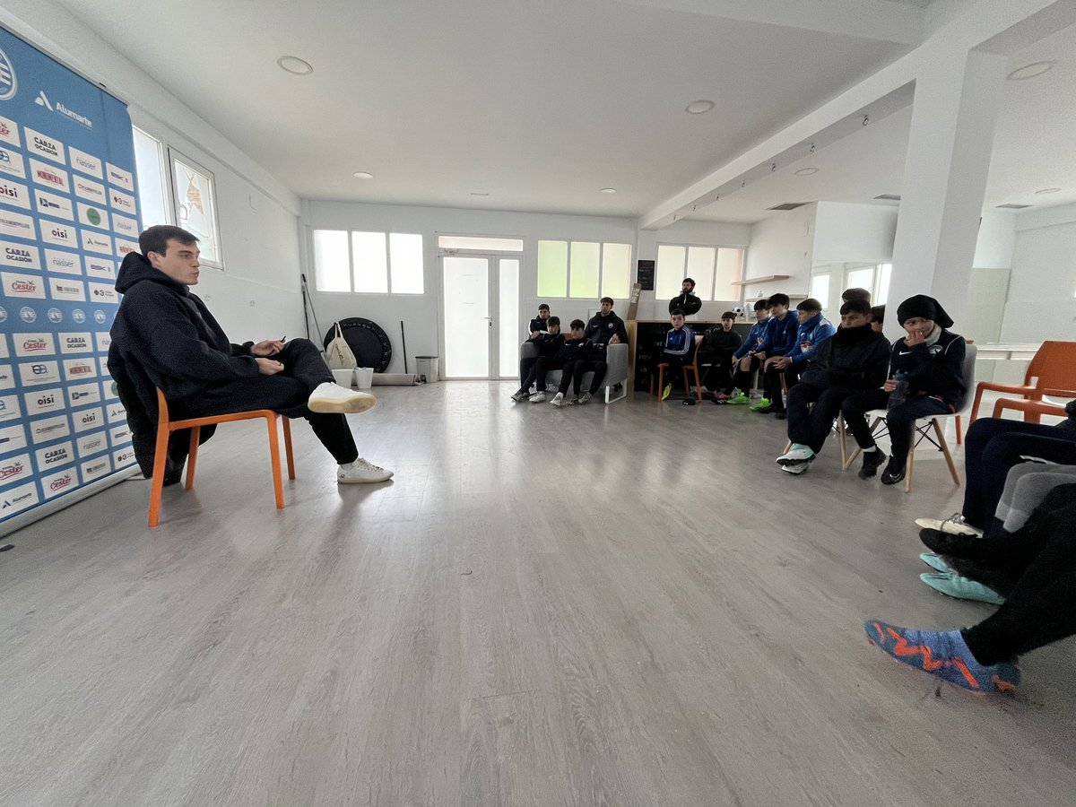 🎄 𝑰 𝑪𝑨𝑴𝑷𝑼𝑺 𝑫𝑬 𝑵𝑨𝑽𝑰𝑫𝑨𝑫

🔵 Francho Serrano, jugador del <a href="/RealZaragoza/">Real Zaragoza</a>, ha pasado un rato esta mañana con nuestros chicos del campus de Navidad. 

👏 ¡Muchas gracias por tu visita, Francho! 

#SomosRacing 💙⚽️