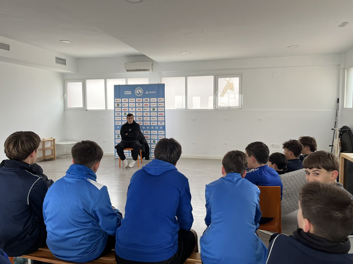 rcdzaragoza's tweet photo. 🎄 𝑰 𝑪𝑨𝑴𝑷𝑼𝑺 𝑫𝑬 𝑵𝑨𝑽𝑰𝑫𝑨𝑫

🔵 Francho Serrano, jugador del @RealZaragoza, ha pasado un rato esta mañana con nuestros chicos del campus de Navidad. 

👏 ¡Muchas gracias por tu visita, Francho! 

#SomosRacing 💙⚽️ https://t.co/joGdEXVXI4