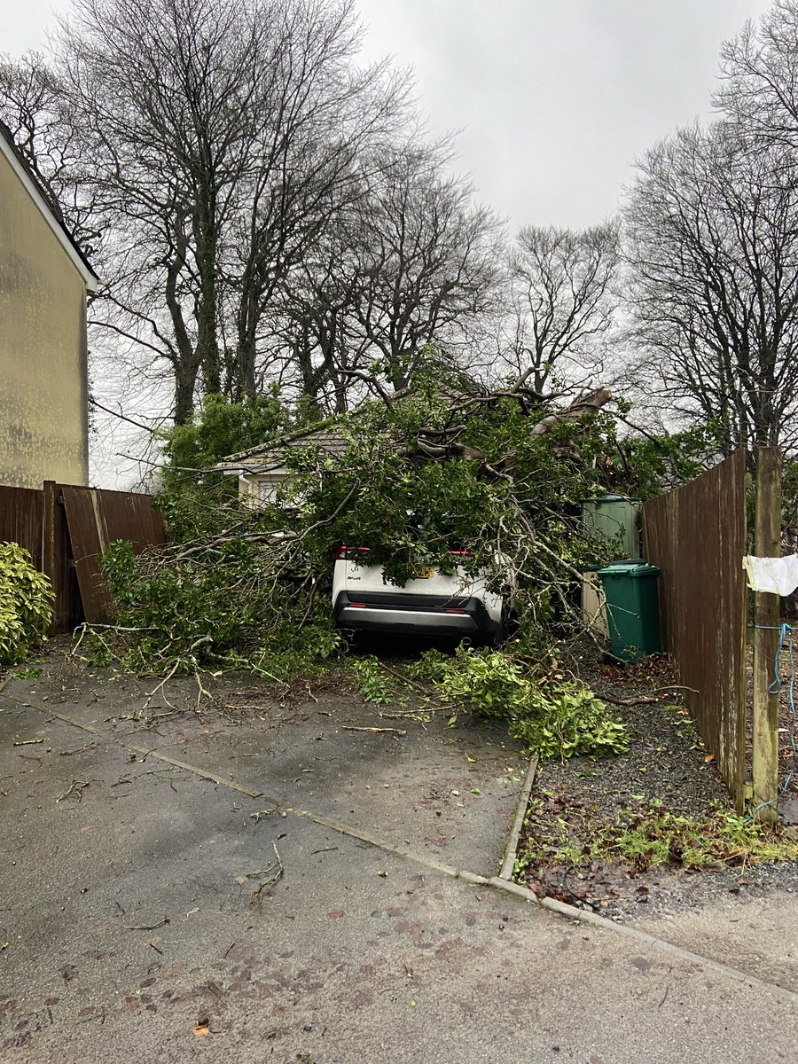 SearleSteve's tweet photo. @DerekTheWeather Johnstown Carmarthen #StormGerrit https://t.co/Y6ntNv0YQY