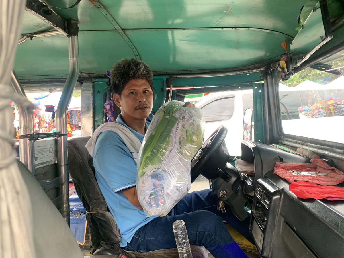 tatine21's tweet photo. para sa ating #CommutersGiveBack initiative, nakapamahagi tayo ng 20 packs na mga gulay sa ating mga tsuper, sukli itong sa kanilang serbisyo para sa ating mga komyuter!
Salamat din po sa alliance org na nagdonate!
#NoToJeepneyPhaseout https://t.co/oOquC0j9IA