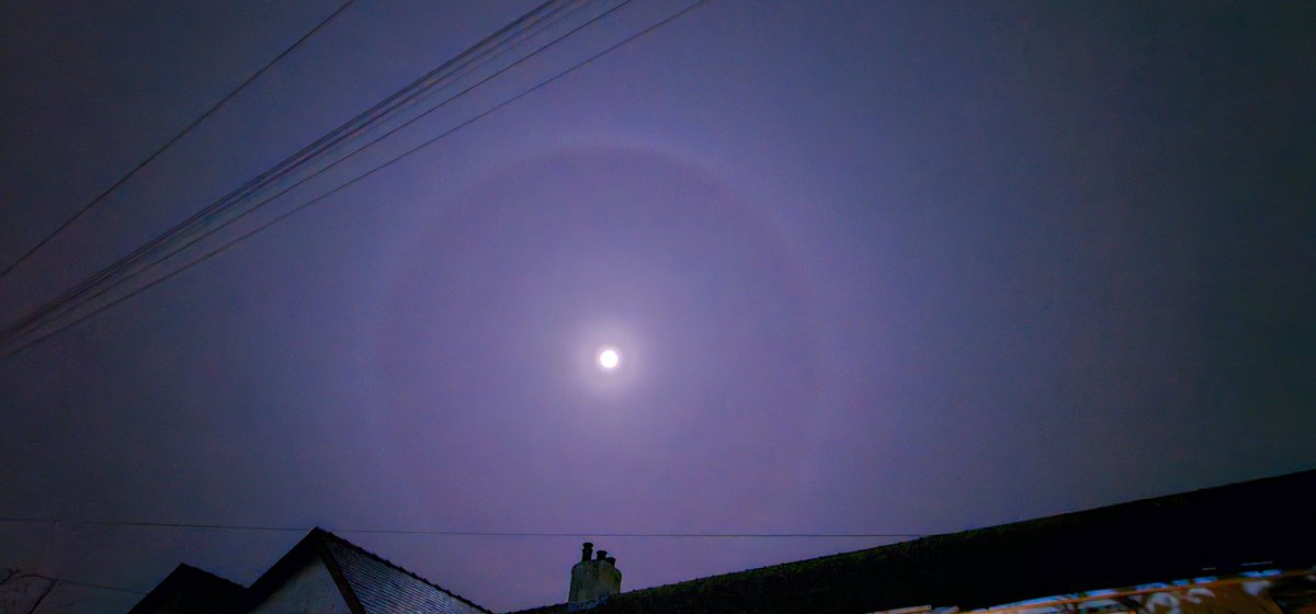 kell_c76's tweet photo. The moon halo last night over #Cumbria #moon #moonflower #sky #StormHour ##stormhourmedia https://t.co/9sZOKTcVvo