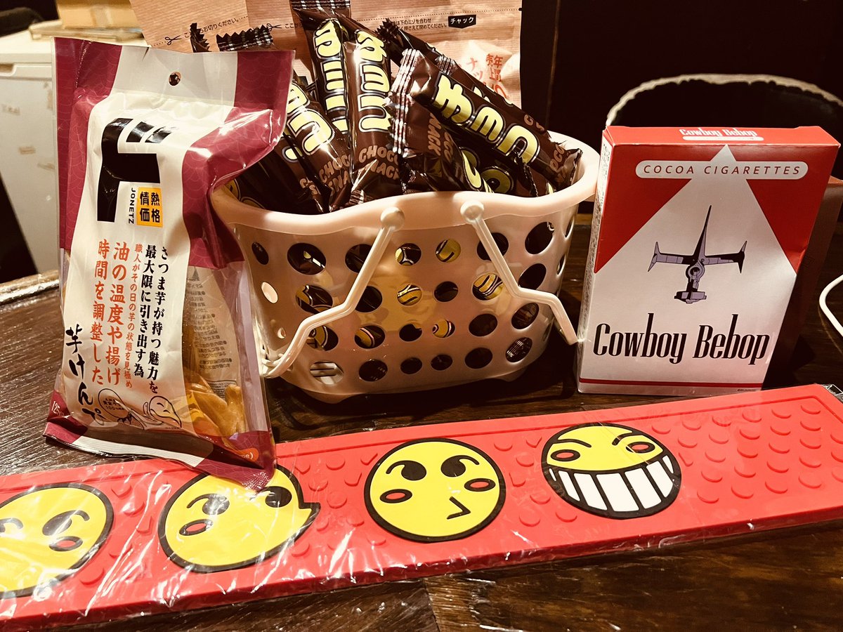 secondkitchen2's tweet photo. えぷろん今日もラストスパート駆け抜けてます！！✨🌟🌟🌟🦋
レバカツがあるよ！
あとチョコ棒と芋けんぴ https://t.co/DkbclNeTQw