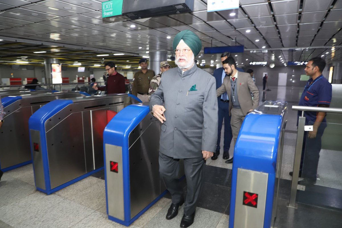 HardeepSPuri's tweet photo. दिल्लीवालों की प्यारी 
मेट्रो रेल की सवारी 

On board the Airport Line of @OfficialDMRC on my way to participate in the Sansthapna Diwas Celebrations of @official_dda at Yashobhoomi. 

Delhi’s favourite, green, clean, efficient & affordable mode of urban commute.

@PMOIndia 
@PIB_India @MIB_India @MoHUA_India @PetroleumMin @mygovindia