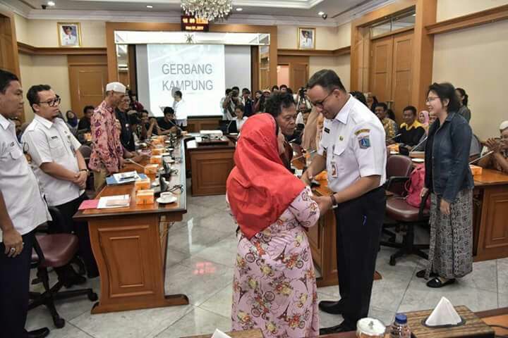 Stlh 15 hari pertama di Balai Kota, tepatnya 1 November 2017
Pak Gubernur sudah “didatangin” sama puluhan perwakilan kaum miskin kota dan dia menerima kami di Ruang Rapim. 
Sebagian yg hadir adalah korban penggusuran paksa th 2015-6. 
Nagih janji dan kontrak.