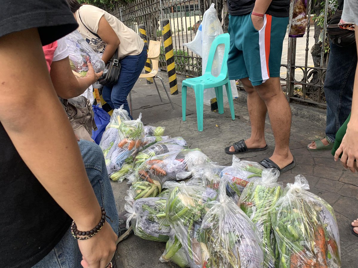 tatine21's tweet photo. para sa ating #CommutersGiveBack initiative, nakapamahagi tayo ng 20 packs na mga gulay sa ating mga tsuper, sukli itong sa kanilang serbisyo para sa ating mga komyuter!
Salamat din po sa alliance org na nagdonate!
#NoToJeepneyPhaseout https://t.co/oOquC0j9IA