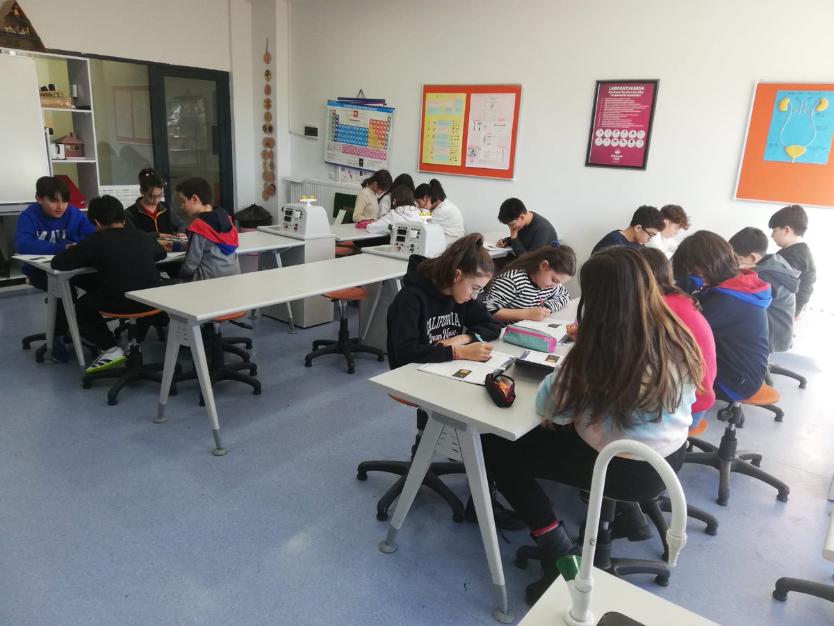 BahcesehirSivas's tweet photo. 6. Sınıf öğrencilerimizle Dolaşım Sistemi ünitemizde Kanın Yapısı ve Kan Gruplarının Analizi etkinliklerimizi gerçekleştirdik. https://t.co/TTat54skFG