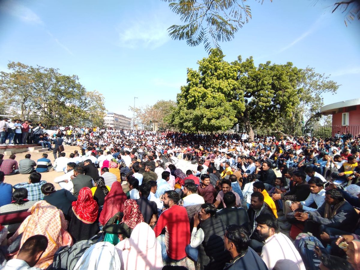 AliPadariya's tweet photo. जब जब युवा बोला है राजसिंहासन डोला हैं"
#राजीव_गांधी_युवा_मित्र इन्टरशिप कार्यक्रम के निरस्त करने के विरोध में शहीद स्मारक जयपुर में युवा मित्र विरोध-प्रदर्शन करने के लिए पहुंच रहे हैं�� धरना-प्रदर्शन कर आक्रोश जताकर आर-पार की लड़ाई लड़ेंगे।
@BhajanlalBjp
 @RajCMO
 @KumariDi https://t.co/H61vgBM1dI