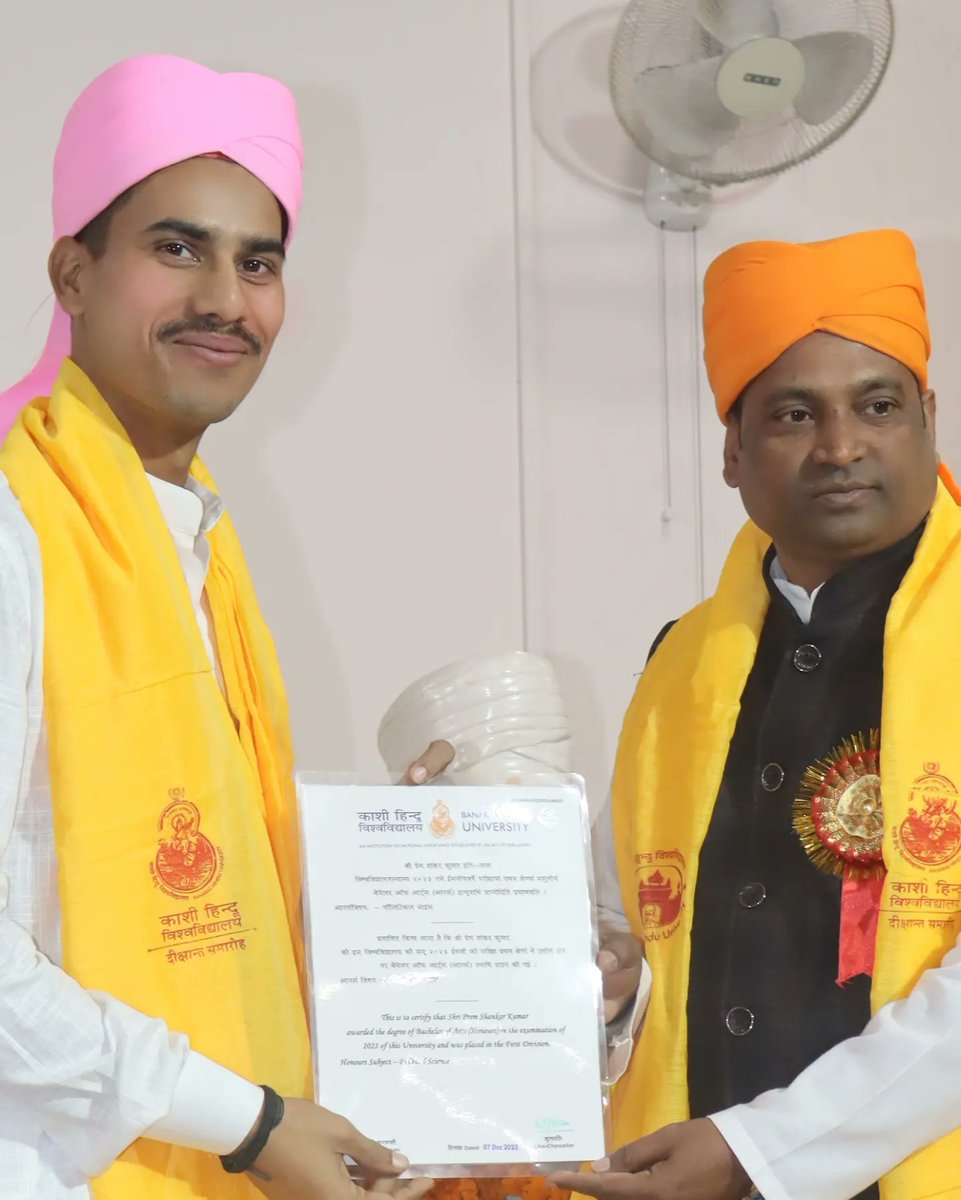pin2jee's tweet photo. बनारस हिंदू विश्वविद्यालय के दीक्षांत समारोह में स्नातक का प्रमाण पत्र प्राप्ति के साथ बनारस की थोरी सैर की भी तस्वीरें (after some निप्पा पोती )साझा कर रहा हूं ... #Bhu 

__Bachelor of Arts ○ राजनीति विज्ञान [honours]

Har Har Mahadev 🙏

#Bhu #convocation2023  #pin2jee https://t.co/76nr1xox9u