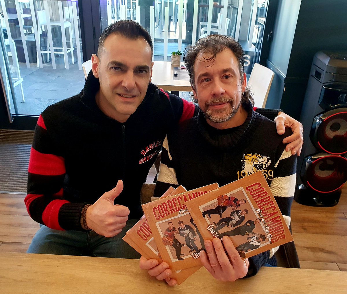 Primeros discos entregados en Pamplona, nuestro amigo Rockin Diego ya los tiene!!😉
Nos ha hecho mucha ilusión 😀
¡No te quedes sin ellos!
⬇️⬇️⬇️⬇️⬇️⬇️⬇️⬇️⬇️

Correcaminos Rock and Roll Band 
WhatsApp: 647 27 70 60