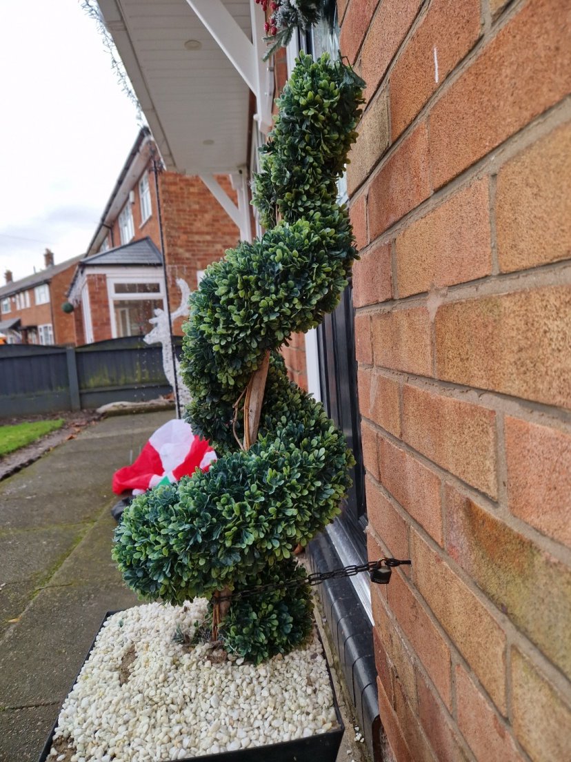 pissedconsumer's tweet image. What do you think about this situation?
"We have 2 expensive topiary trees at our front door chained to the wall Amazon delivery driver has dragged one away from..." Read on what happened: bit.ly/3vh27Ib

#Amazon #AmazonDelivery