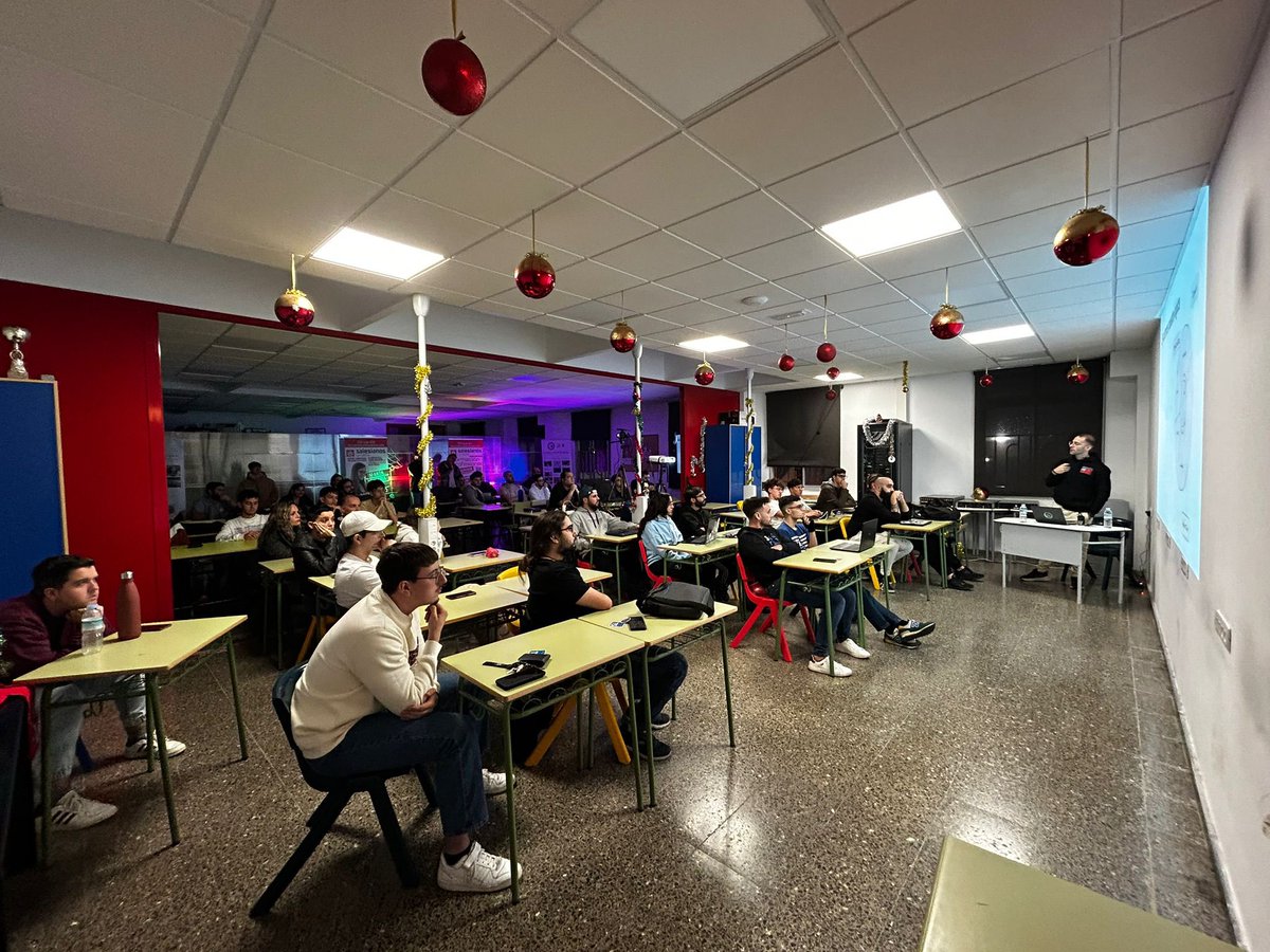 salesianosLC's tweet image. 🚀 ¡Evento @TechTidesDev! 🌐
¡Nos hemos sumergido en las últimas tendencias tecnológicas! 🤖💻
#UnSueñoParaTi