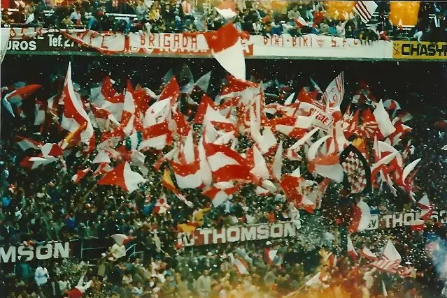 culturayesenzia's tweet photo. Graderío biris Norte.
#ultras #sfc #golnorte #viejostiempos https://t.co/D2Ozkt7XIl