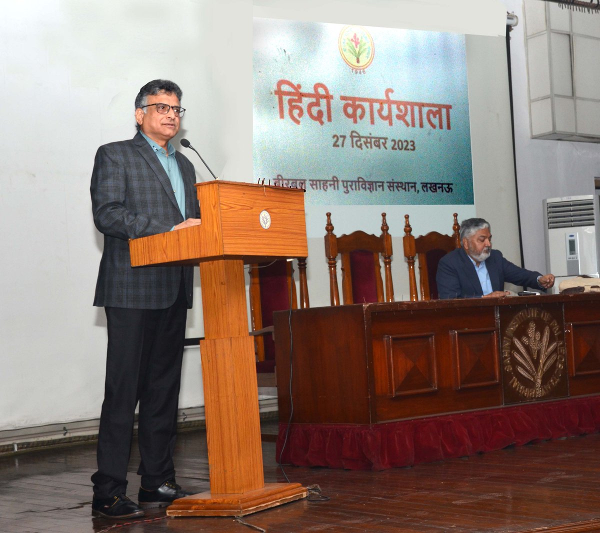 BSIP_official's tweet photo. #BSIP 
अक्टूबर-दिसंबर तिमाही हिंदी कार्यशाला के अंतर्गत श्री चन्द्र मोहन तिवारी, पूर्व हिंदी अधिकारी, भारतीय विषविज्ञान अनुसंधान संस्थान, लखनऊ द्वारा दिनांक 27 दिसंबर को राजभाषा प्रबंधन विषय पर एक व्याख्यान प्रस्तुत किया।@IndiaDST @DrJitendraSingh @guptaakhilesh63 @karandi65 https://t.co/q7TGeKn8Cx