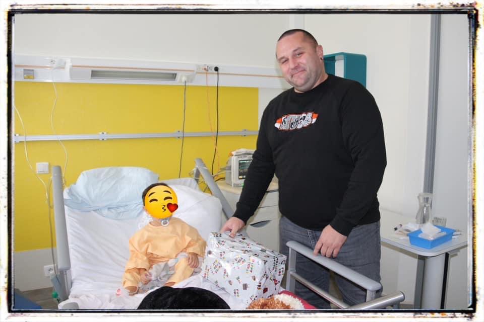 GHBretagneSud's tweet photo. 🧡🖤 Des supporters ULTRA généreux ! 🧡🖤

Des membres du club 
Merlus Ultras 1995 - Kop Sud FC Lorient 1926 sont venus hier à l’Hôpital du Scorff les bras chargés de présents  pour les enfants hospitalisés. 🎁🧸🎅🏾⚽️

Plus de 💯 cadeaux qui vont faire des heureux! ❤️ https://t.co/VZVtFewx9l