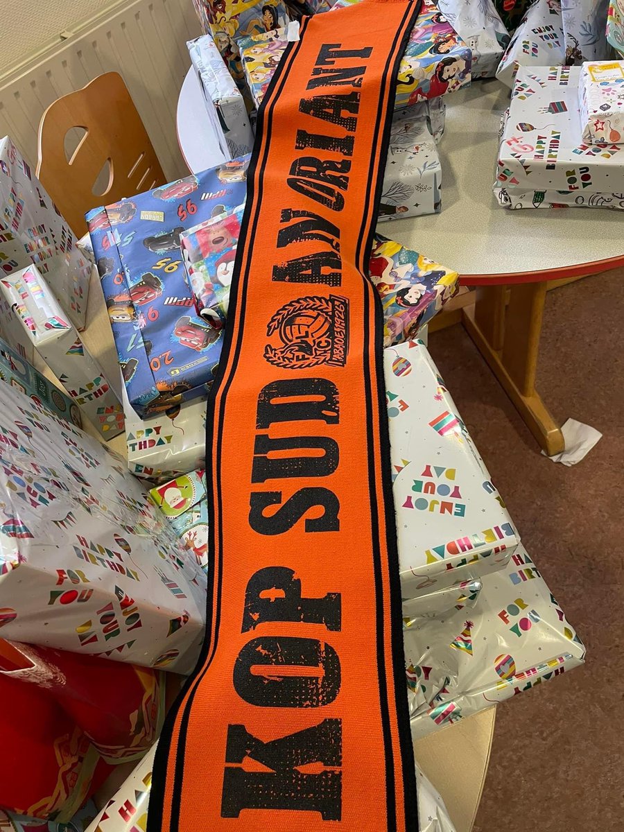 🧡🖤 Des supporters ULTRA généreux ! 🧡🖤

Des membres du club 
Merlus Ultras 1995 - Kop Sud FC Lorient 1926 sont venus hier à l’Hôpital du Scorff les bras chargés de présents  pour les enfants hospitalisés. 🎁🧸🎅🏾⚽️

Plus de 💯 cadeaux qui vont faire des heureux! ❤️