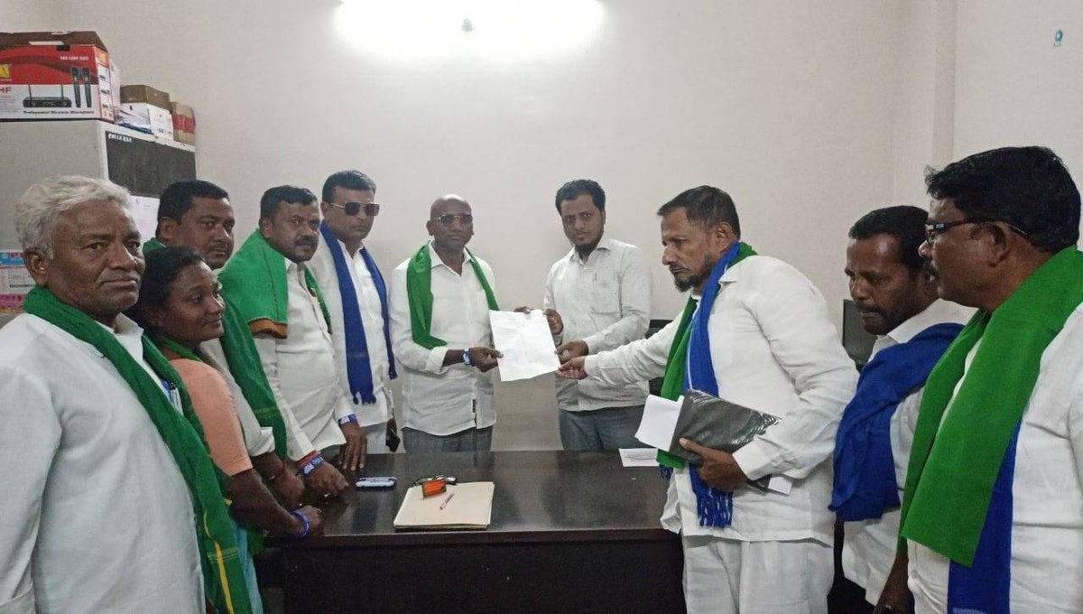 RSPraveenSwaero's tweet photo. రాజ్యాంగబద్దంగా ఎస్టీలకు రిజర్వ్ చేయబడ్డ ఆసిఫాబాద్ (ST-W),కొత్తగూడెం (ST-General) జిల్లా పరిషత్ చైర్మన్ల స్థానాల్లో జనరల్ కేటగిరీకి చెందిన జెడ్పీ వైస్ చైర్మన్ లు కోనేరు కృష్ణారావు, కంచర్ల చంద్రశేఖర్ రావులను ప్రభుత్వం తాత్కాలిక చైర్మన్లుగా  నియమించి, కొనసాగించడమంటే ఎస్టీలకు డా.బి.ఆర్.అంబేడ్కర్ ఆదివాసీలకు కల్పించిన రాజకీయ హక్కులను కాలరాయడమే. 

గిరిజనులకు జరిగిన అన్యాయానికి నిరసనగా ఈ రోజు ఆసిఫాబాద్ కలెక్టరేట్ ఎదురుగా జరిగిన మహా ధర్నా లో పాల్గొన్నాను.

ఆసిఫాబాద్,కొత్తగూడెం జిల్లాల జెడ్పీ చైర్మన్ల ఎంపిక కోసం జనవరి 10 లోపు ఎన్నికలు నిర్వహించి ఎస్టీలను ఎంపిక చేయని పక్షంలో ఆదివాసీల హక్కులను కాపాడటం కోసం బీఎస్పీ ఆధ్వర్యంలో రాష్ట్ర వ్యాప్తంగా ఆందోళనలు చేపడుతాం

#SavetheConstution  
@CEO_Telangana
@TelanganaCS 
@TelanganaCMO
@revanth_anumula 
@seethakkaMLA