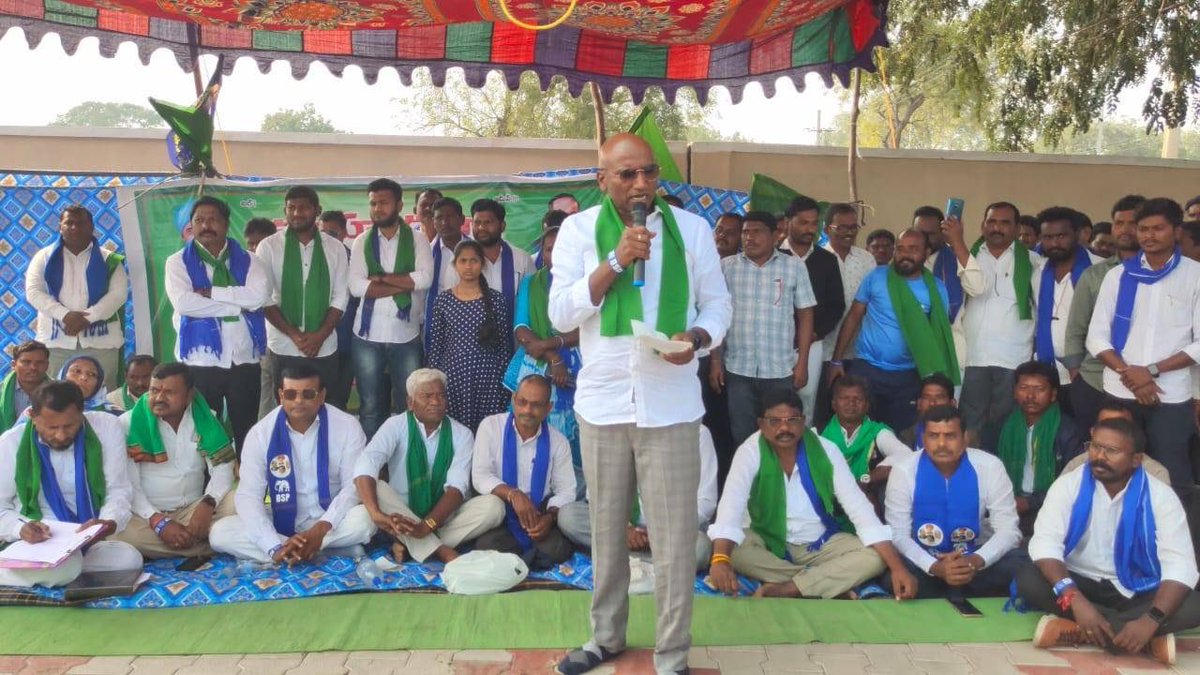 RSPraveenSwaero's tweet photo. రాజ్యాంగబద్దంగా ఎస్టీలకు రిజర్వ్ చేయబడ్డ ఆసిఫాబాద్ (ST-W),కొత్తగూడెం (ST-General) జిల్లా పరిషత్ చైర్మన్ల స్థానాల్లో జనరల్ కేటగిరీకి చెందిన జెడ్పీ వైస్ చైర్మన్ లు కోనేరు కృష్ణారావు, కంచర్ల చంద్రశేఖర్ రావులను ప్రభుత్వం తాత్కాలిక చైర్మన్లుగా  నియమించి, కొనసాగించడమంటే ఎస్టీలకు డా.బి.ఆర్.అంబేడ్కర్ ఆదివాసీలకు కల్పించిన రాజకీయ హక్కులను కాలరాయడమే. 

గిరిజనులకు జరిగిన అన్యాయానికి నిరసనగా ఈ రోజు ఆసిఫాబాద్ కలెక్టరేట్ ఎదురుగా జరిగిన మహా ధర్నా లో పాల్గొన్నాను.

ఆసిఫాబాద్,కొత్తగూడెం జిల్లాల జెడ్పీ చైర్మన్ల ఎంపిక కోసం జనవరి 10 లోపు ఎన్నికలు నిర్వహించి ఎస్టీలను ఎంపిక చేయని పక్షంలో ఆదివాసీల హక్కులను కాపాడటం కోసం బీఎస్పీ ఆధ్వర్యంలో రాష్ట్ర వ్యాప్తంగా ఆందోళనలు చేపడుతాం

#SavetheConstution  
@CEO_Telangana
@TelanganaCS 
@TelanganaCMO
@revanth_anumula 
@seethakkaMLA