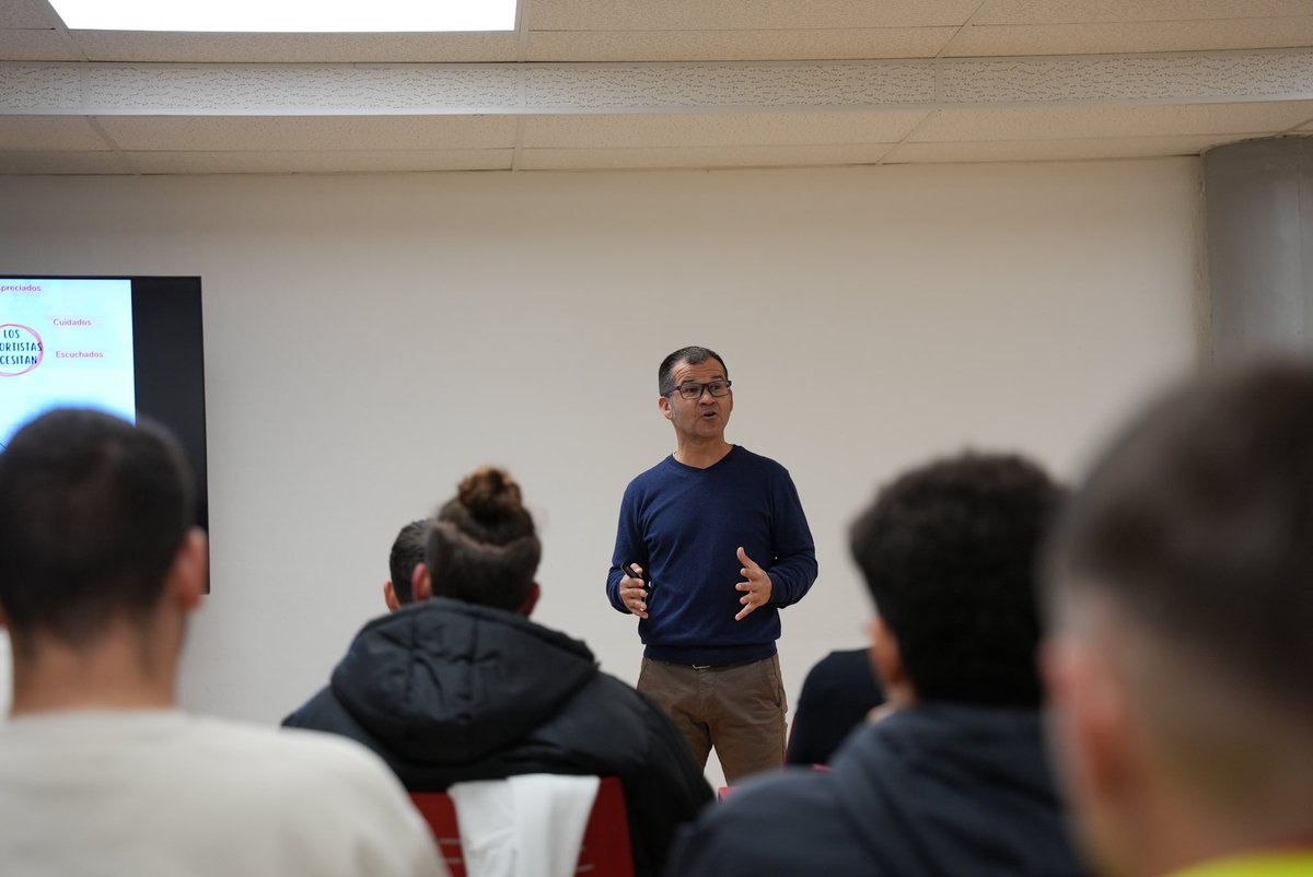 Sesiones de Liderazgo y gestión de vestuario con l@s entrenador@s del
@udviladecans
 
🤗 Agradecer a tod@s l@s presentes su colaboración y a 
Víctor Hernández, y <a href="/Triguero289/">Alberto Triguero</a>  su confianza en mi trabajo

Desearles muchos éxitos esta temporada 😇🧠⚽️🔴⚫️

setudecide.com/2023/12/24/sen…