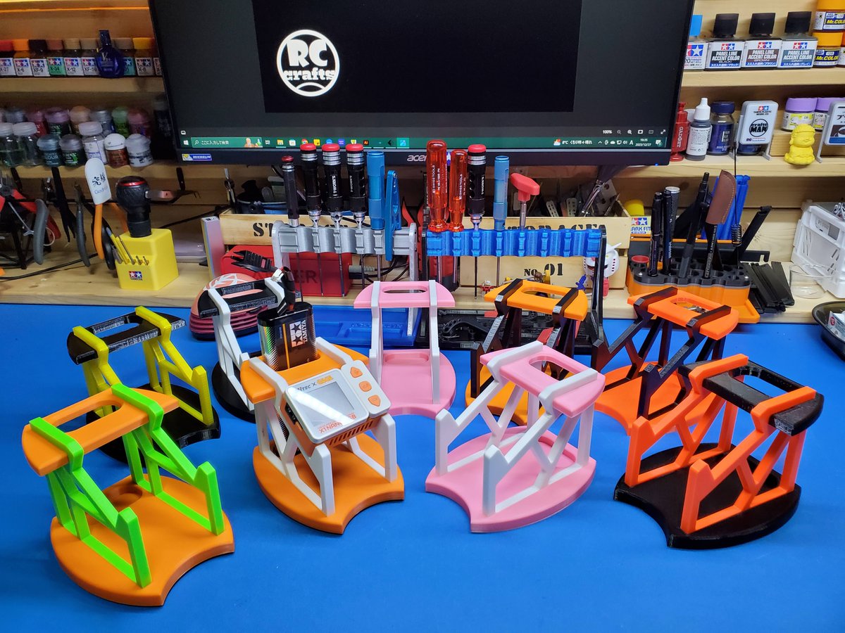 rc_craftsMAN's tweet photo. 新色です
ピンクと蛍光オレンジ🤩

今年最後の出品です！😆

たぶん🤔

明日の夜には出品出来るかな
その他の商品も間に合えば出品しますので！

あと自分用に試作中😊　

妄想ではかなり良い予感
X2AC800とアナライザーAD800用スタンド
#X1NANO #X1NANO #ハイテック #HiTEC #RCSTAND #ツールスタンド https://t.co/B83Vm2E2lW