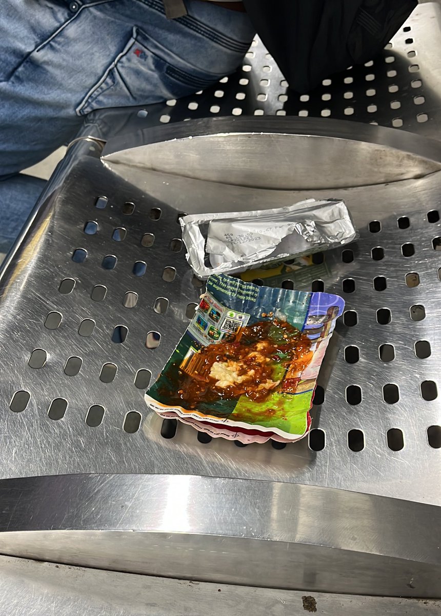 rannvijay's tweet photo. #DMRC Kindly regulate in station food stalls and  consumption at Metro Stations. @OfficialDMRC https://t.co/6FxuQFdu58