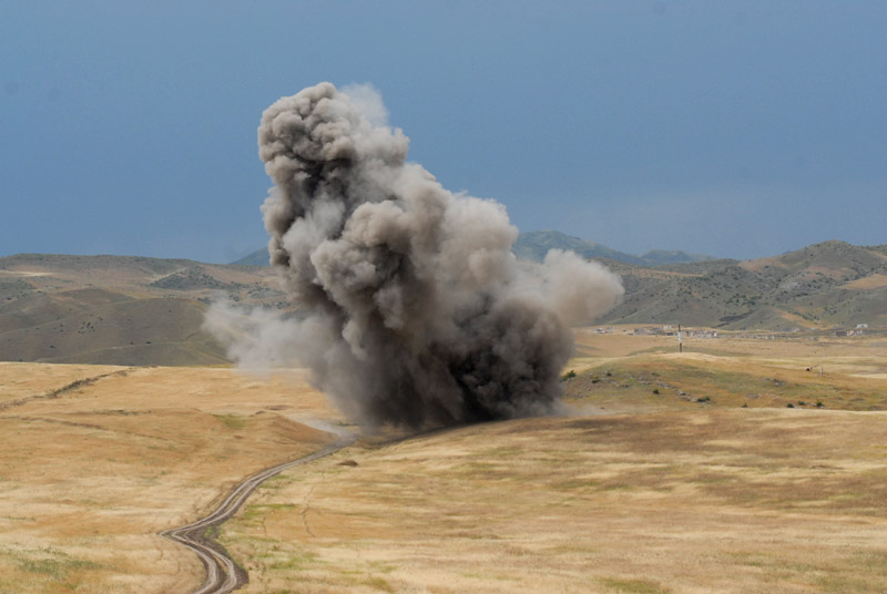 karabach24's tweet photo. 📣Het aantal landmijnslachtoffers in #Azerbeidzjan 🇦🇿 na de oorlog stijgt, waarschuwt H. Hajiyev. Infographic onthult grimmige cijfers: 341 slachtoffers, 65 doden en 276 gewonden. Dringende aandacht nodig voor veiligheid en ontmijning.

#Karabakh #Landmine #LandmineTerror https://t.co/xjzIzB4Wz4