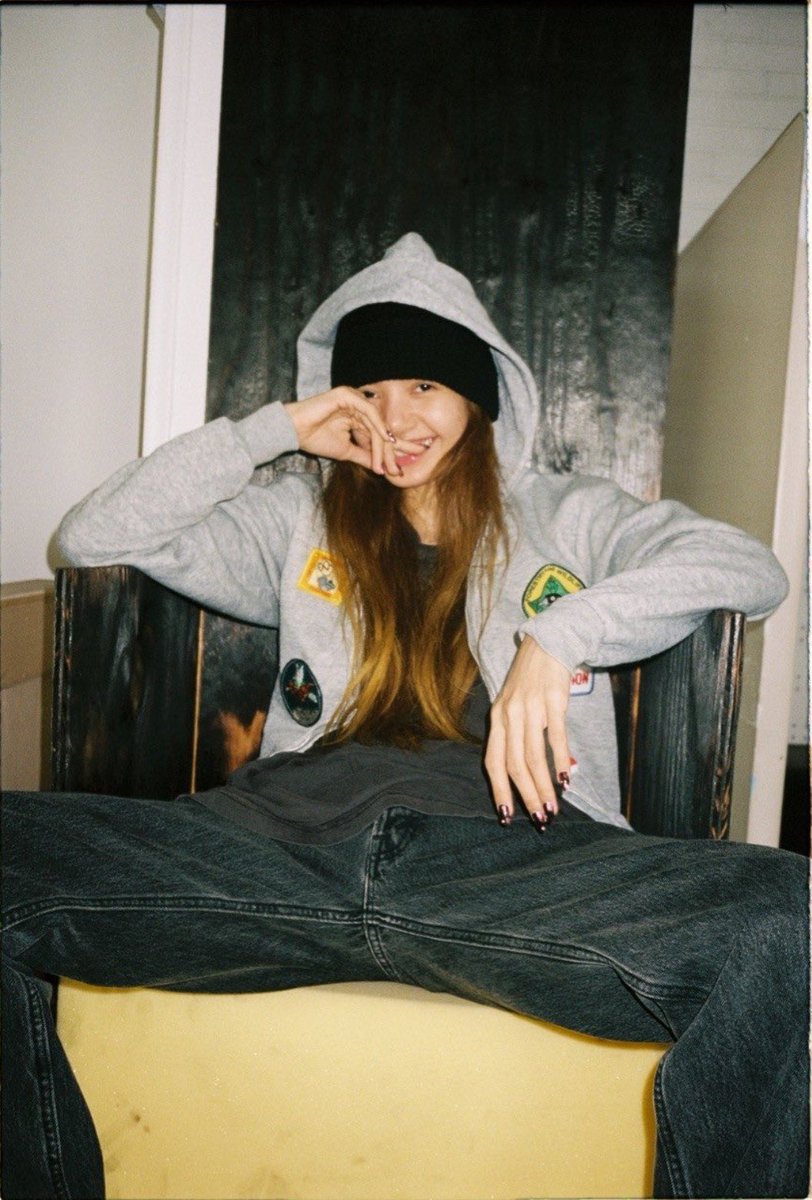 Bp06085's tweet photo. Why Lisa is NOT the straight member in BP (a very much needed thread) https://t.co/zZHIGIMyzT