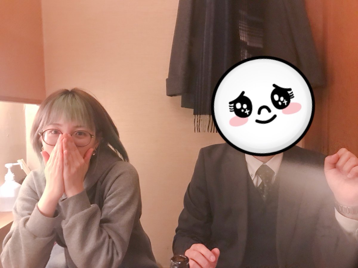 mansai03's tweet photo. 萬斎の忘年会！高校時代の顧問の先生が来てくれたよ！

先生「心労で���の色抜けたん？」
まい「失礼な！デザインカラーじゃ！」

#萬斎 #広島の夜 https://t.co/1DnwHQrCFq