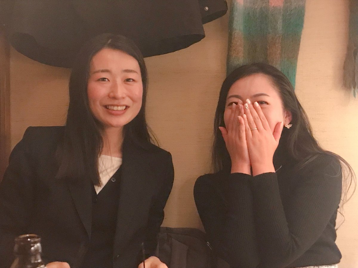 mansai03's tweet photo. 萬斎の忘年会！高校時代の顧問の先生が来てくれたよ！

先生「心労で���の色抜けたん？」
まい「失礼な！デザインカラーじゃ！」

#萬斎 #広島の夜 https://t.co/1DnwHQrCFq