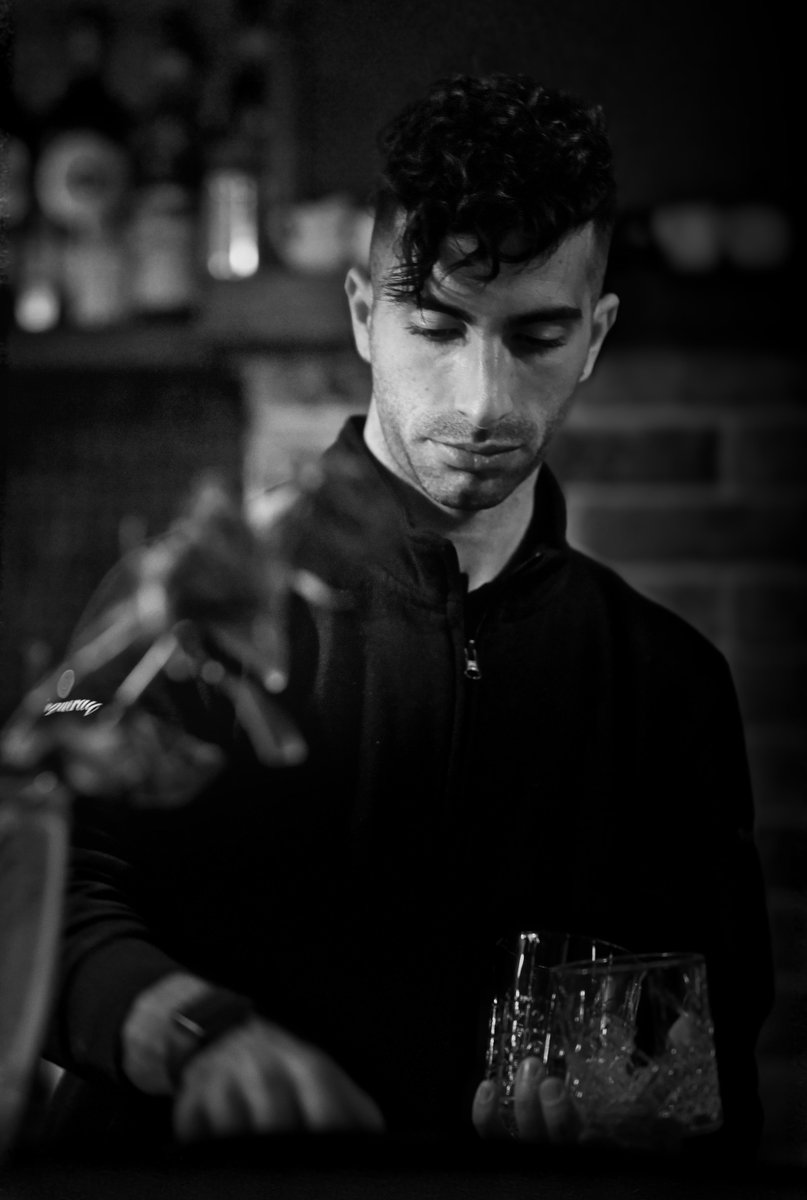 IrrancaGiuPHOTO's tweet photo. Simone 🍹
@InfoVedo
#Portrait #Black #FrontView #DrinkingGlass #Monochrome #drinks #bar #discobar #alghero #food #movida #night #holiday #leica #vedo #art #photography #street #Indoors #WaistUp #artist https://t.co/YeV2s3Vvie
