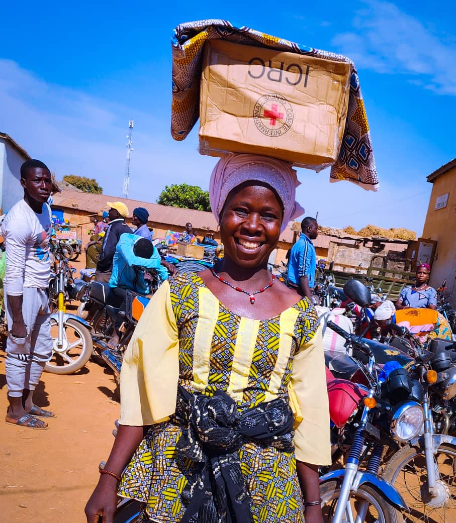 Alibori, nord-est #Benin : le <a href="/CICR_Afrique/">CICR Afrique</a> assiste 1000 familles déplacées et communautés hôtes vulnérables en coordination avec la <a href="/CroixRougeBj/">Croix-Rouge Béninoise</a>, avec 27'000 articles essentiels de survie destinés à soulager les difficultés de ces populations. 
<a href="/PYoussefICRC/">Patrick Youssef</a> <a href="/DouaLeaICRC/">Lea France Riche👑</a>