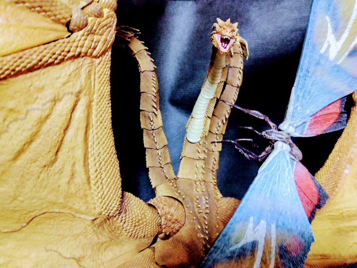 Genbu108's tweet photo. #夜のフィギュア撮影会
12/27
お題『フリー』
モスラがゴジラとの対決を邪魔するならラドンを呼びつけ戦わせる、これはキングギドラが戦闘中も思考を怠っていない証。異星人のラジコンに甘んじる日本版ギドラには真似出来ない。#KingGhidorah2019
#Godzilla2021
#Mothra2019
#Rodan2019
#HiyaToys https://t.co/G9d8kgUKft