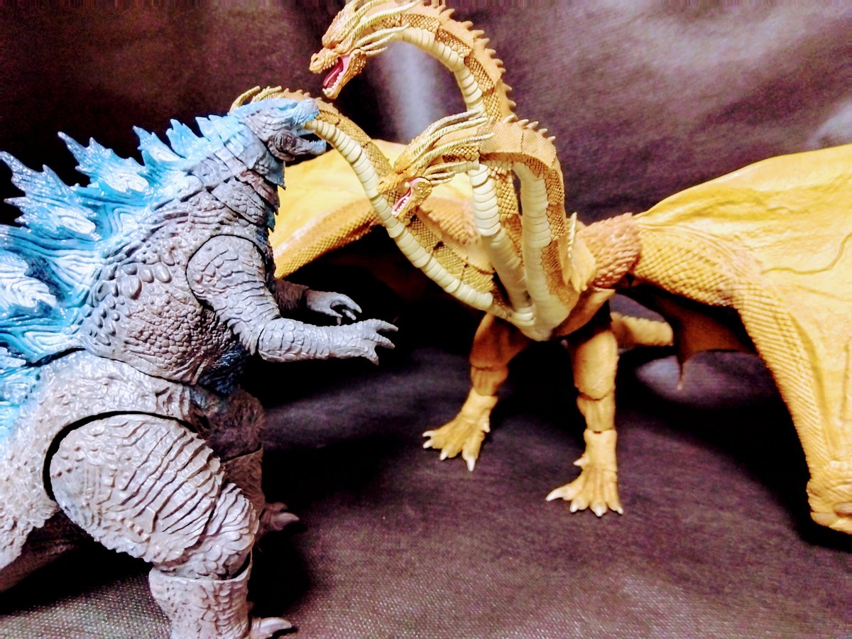 Genbu108's tweet photo. #夜のフィギュア撮影会
12/27
お題『フリー』
モスラがゴジラとの対決を邪魔するならラドンを呼びつけ戦わせる、これはキングギドラが戦闘中も思考を怠っていない証。異星人のラジコンに甘んじる日本版ギドラには真似出来ない。#KingGhidorah2019
#Godzilla2021
#Mothra2019
#Rodan2019
#HiyaToys https://t.co/G9d8kgUKft