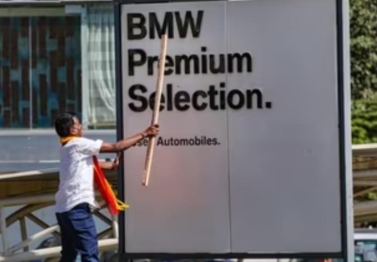 BangaloreRepair's tweet photo. Despite BBMP Order for 22nd Feb. Pro-Kannada Outfits vandalise signboards across BLR including Starbucks, ThirdWave, Forest Essentials, UB City, Mall of Asia among others
Police act as spectators! #SaveBLR
@BBMPCOMM @BlrCityPolice https://t.co/APET9NsJ5G