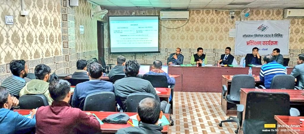 BokaroDc's tweet photo. जिला परिषद सभागार में लोकसभा निर्वाचन 2024 के निमित प्रशिक्षण कार्यक्रम का हुआ आयोजन। डीएलएमटी द्वारा सभी ईआरओ/एईआरओ/ कंप्यूटर ऑपरेटर,एएलएमटी को #Eronet,#ItApplication,#Evm-#Vvpat का प्रशिक्षण दिया गया।
@ceojharkhand
@prdjharkhand
@RanchiPIB
@ECISVEEP
@airnews_ranchi https://t.co/PSrdJCVwfd