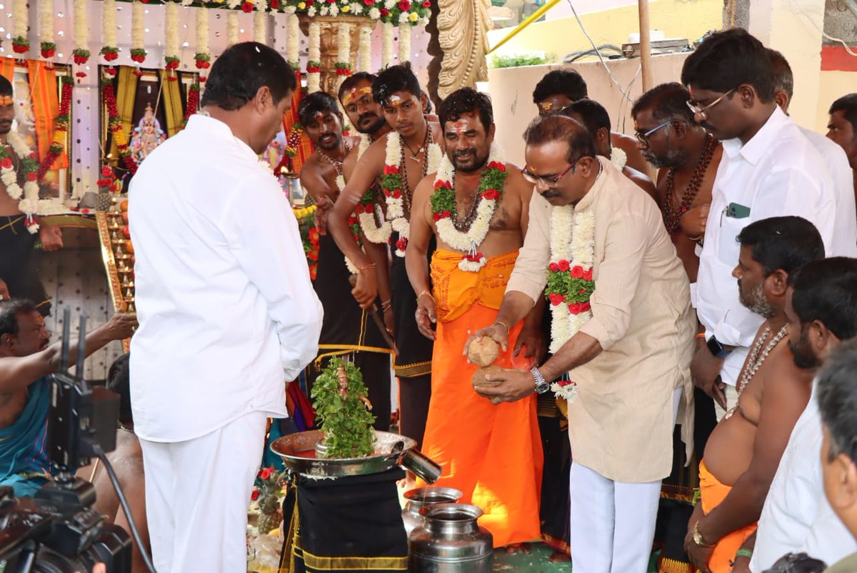 NarsaiahBoora's tweet photo. మునుగోడు మండల కేంద్రంలో పోలే వెంకటేశ్వర్లు పందుల అశోక్ గారి ఆధ్వర్యంలో నిర్వహించిన శ్రీ శ్రీ శ్రీ అయ్యప్పస్వామి మహాపడి పూజ మహోత్సవమునకు హాజరు కావడం జరిగింది.
#Munugodu
#ayyappaswamy
#booranarsaiahgoud
#Boora https://t.co/r0rssUNlss